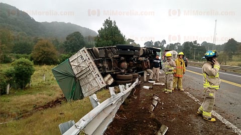 El percance se registró cerca de la caseta de cobro de Zirahuén, en la Autopista Siglo XXI (Foto: RED 113)
