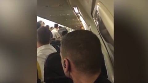 La riña inició porque un pasajero reclamó a otro por haber golpeado a una mujer (Foto: YouTube)