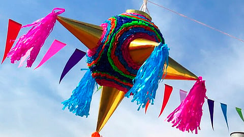 En estas posadas no pueden faltar las famosas piñatas llenas de dulces y fruta