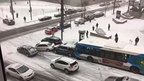 Video: Una carretera congelada provoca un choque masivo en Canadá
