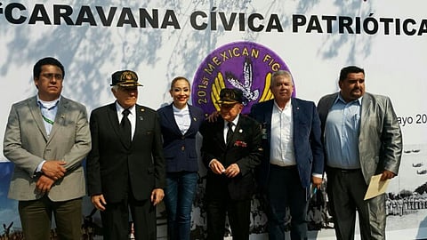 Los veteranos de guerra obsequiaron algunos libros sobre la historia del  Escuadrón 201 a los alumnos y docentes 