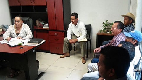 La funcionaria escuchó las peticiones de los más de 10 transportistas que acudieron a la reunión