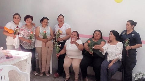Con gran entusiasmo, internos y custodios recitaron poemas a todas las madres en su día