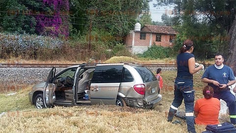 Las unidades siniestradas, una Dodge Grand Caravan, de color arena, y una Nissan, estaquitas roja