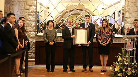 Alfonso Martínez entregó el título de Huésped Distinguido al embajador Qiu Xiaoqi (Foto: ACG) 