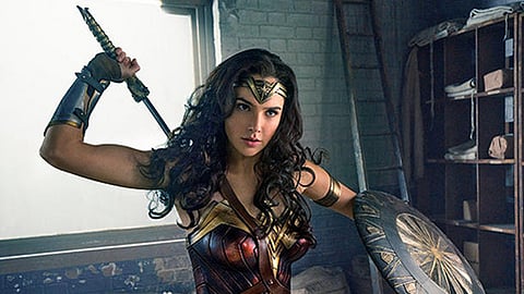 Gal Gadot aparece con sus “armas” como La Mujer Maravilla