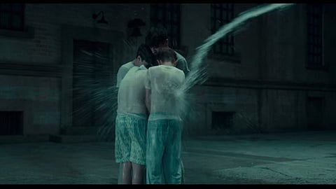 Los internos tratan de mantener su amistad y encontrar el amor pese a la violencia en el instituto (Foto: YouTube)