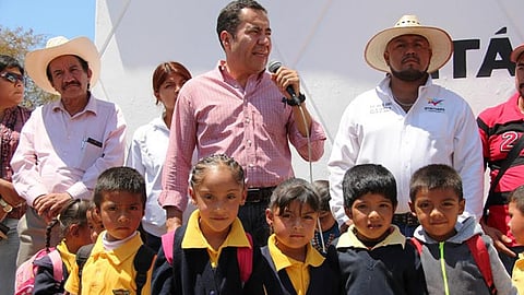 Carlos Herrera personalmente entregó las obras (Foto cortesía)