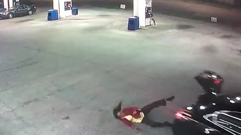 Sin pensarlo se arrojó de la cajuela del auto (Fotograma extraído del video)