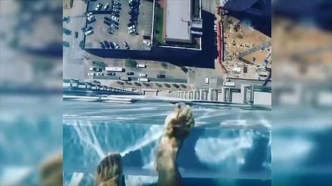 Video: ¿Te atreverías a nadar en esta piscina de fondo transparente a 150 metros de altura?