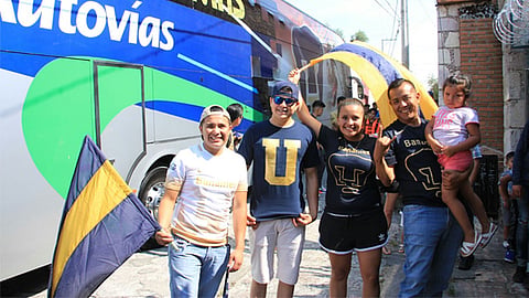 Aficionados del conjunto universitario acompañaron a jugadores, previo a su salida al Coloso del Quinceo (Foto: ACG) 