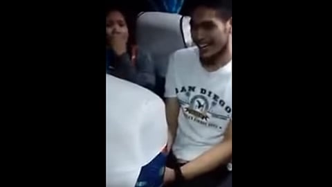 La escena fue grabada por una compañera de los adolescentes (Foto: YouTube) 