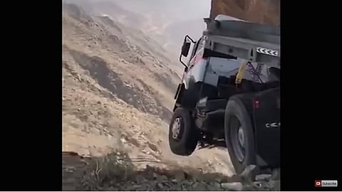 Video: Un camionero quedó al borde de un precipicio y se salva de caer al fondo