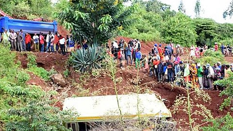 También murió el conductor y dos docentes (Foto: @alertux )