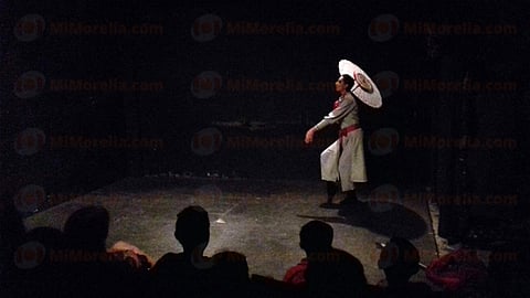 La puesta en escena contiene desde actos cómicos hasta combates con espadas japonesas (Foto: Héctor Jiménez)