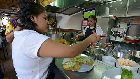 En el área urbana, una persona reservó al consumo de alimentos y bebidas en partes distintas a los hogares, el 28% de su egreso en este rubro (Foto: ACG)