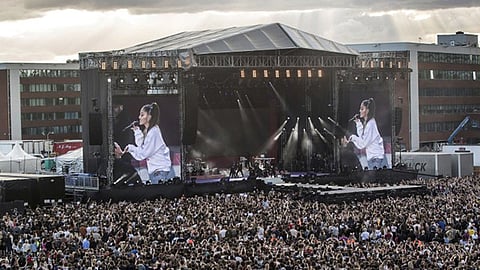 "¡Manchester, vamos a estar bien!", gritó acompañada de una lluvia de abundante confeti  (Foto: @LaSextaTV)
