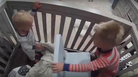 Video: Con impresionante maniobra un niño “libera” a su hermano pequeño para poder jugar