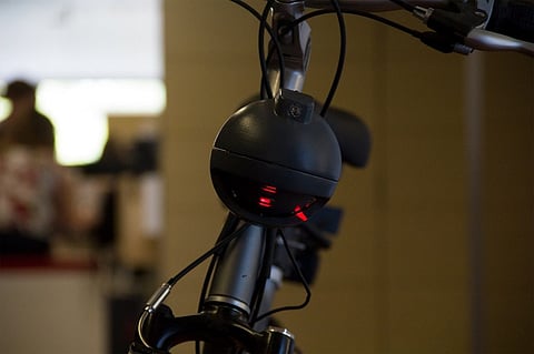 Video: Original sistema de luces para proteger a los ciclistas de los autos