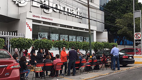 Los trabajadores del rotativo exigen un alto al recorte de sus prestaciones (Foto: @LupitaJuarezH)
