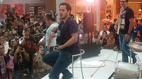 Madero fue agredido por un asistente, quien le arrojó un pedazo de pan (Foto: @CassMusic)