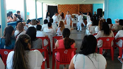 Entre risas, tarareos, las abuelitas y abuelitos pasaron un rato agradable en compañía del director y trabajadores del penal (Foto: Cortesía)