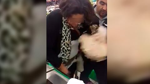 La mujer fue presentada ante las autoridades competentes (Fotograma: Vimeo) 