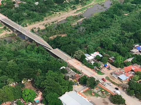 Dos muertos y un puente destruido, saldo de sismo de este sábado en México