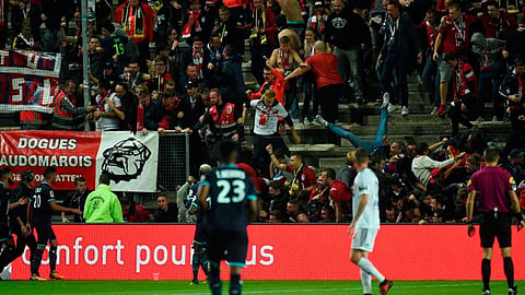 Suspende partido de fútbol en Francia por avalancha humana
