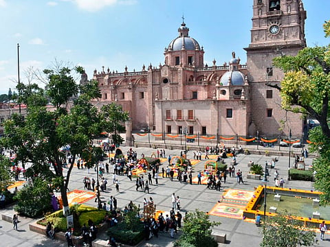 Plazas de Morelia se visten de colores por Día de Muertos [Galería]