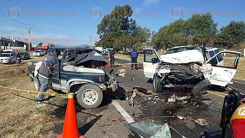El chofer de uno de los carros implicados supuestamente estaba ebrio, él es uno de los lastimados, el otro conductor pereció 
(Foto: RED113)