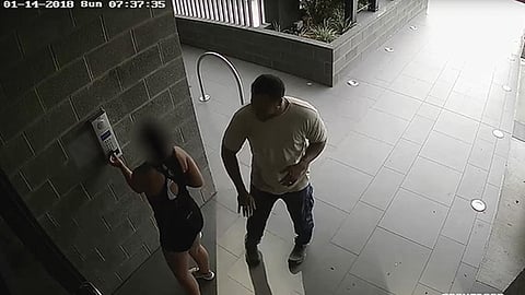 Esta agresión quedó grabada por las cámaras de seguridad que había en el lugar (Fotograma: YouTube)
