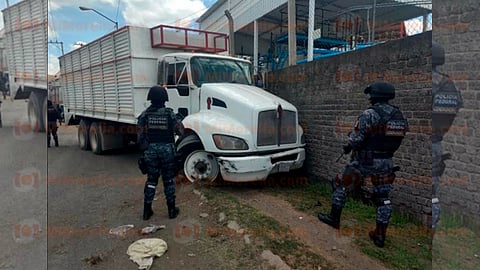 Abandonan dos furgones con combustible robado en Ciudad Industrial