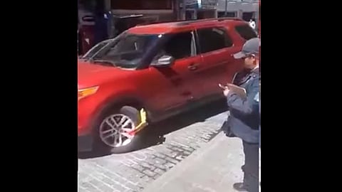 No le importó dañar su carrocería (Foto: captura de video)