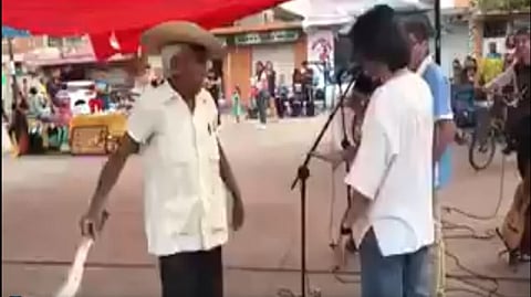“¡A chingar a su madre, bola de guangos!”, les gritó el anciano a los músicos, quienes al final tuvieron que guardar sus instrumentos y retirarse, sin que ninguna autoridad interviniera (Foto: Captura de video)