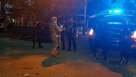 Gatilleros rivales se enfrentan a balazos en Múgica
