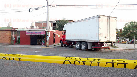 La víctima fue identificada como David L.; se dijo extraoficialmente que el chofer de la unidad motriz involucrada fue capturado y puesto a disposición de la instancia competente (Foto: RED 113)