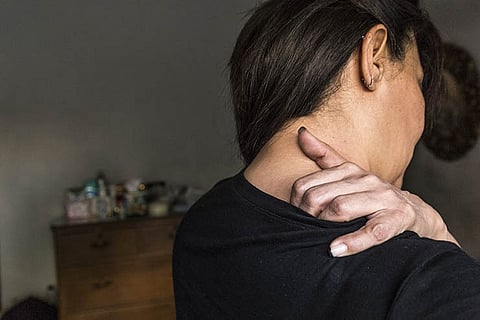 Algunos síntomas son dificultad para dormir, rigidez por la mañana, dolores de cabeza, periodos menstruales dolorosos (en las mujeres), hormigueo en pies y manos, así como falta de memoria (Foto: Cortesía)