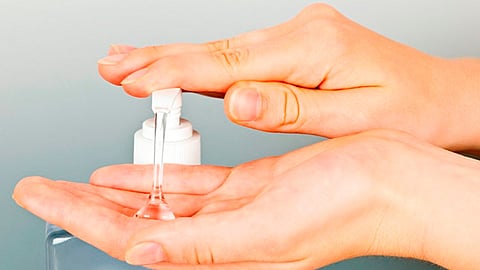 El gel antibacterial con alcohol en lugar de proteger, hace que las bacterias se adhieran más (Foto: archivo)
