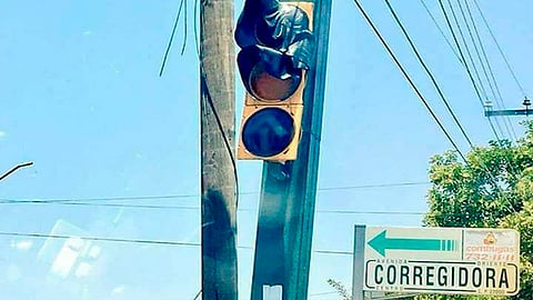 Estas deformaciones no afectarán la funcionalidad de los semáforos (Foto: @OraleQChiquito)