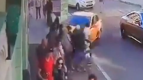 Las personas que presenciaron el hecho intentaron impedir se diera a la fuga (Foto: captura)
