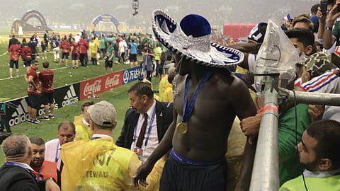 Todos los jugadores de la selección francesa se lo probaron, se tomaron fotos (Foto: @abraham_juanp)
