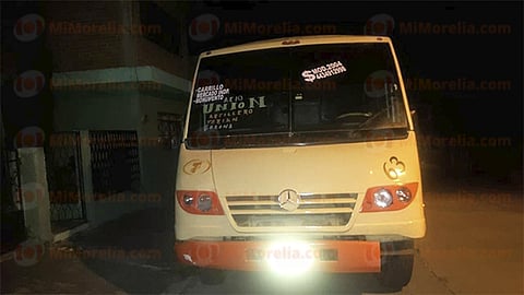 La víctima quedó debajo de un furgón del transporte público, marca Mercedes Benz, el cual estaba aparcado y sin ocupantes