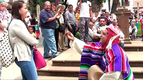Así fue el emotivo momento (Foto: captura de video)