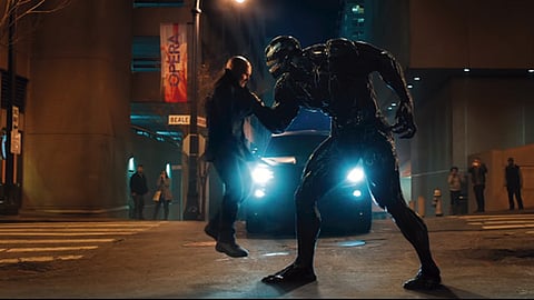 En “Venom”, el periodista Eddie Brock investiga sobre los oscuros intereses de la compañía del Dr. Drake (Foto: captura de video)
