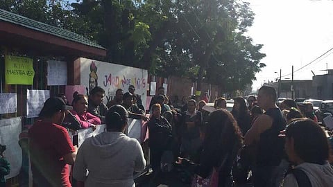 Los inconformes acusan a la directora de hostigamiento laboral, cobro de cuotas y hasta venta de fichas, y señalan además un posible desvío de recursos (Foto: Cortesía) 