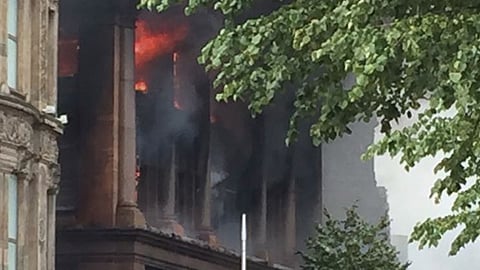 Las autoridades informaron que el edificio fue evacuado de manera segura (Foto: @IrlandaEnEsp)
