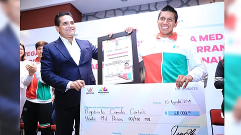 Entrega gobernador apoyos económicos a atletas michoacanos