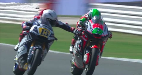Piloto de Moto GP acciona el freno de su contrincante en plena carrera