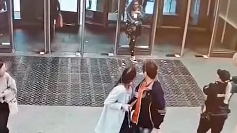Se estrelló contra una puerta de cristal que finalmente terminó por romperse (Foto: captura)
